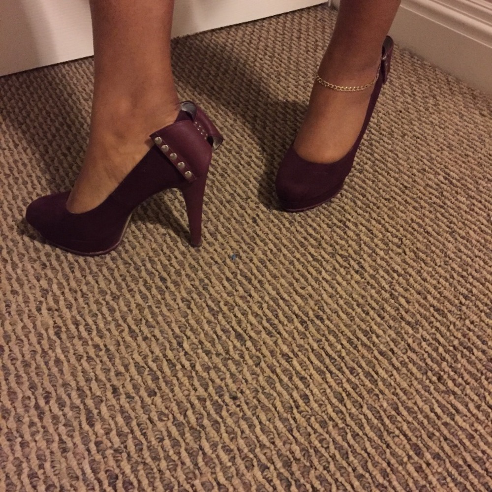 Cranberry high heel w/ bow detail!